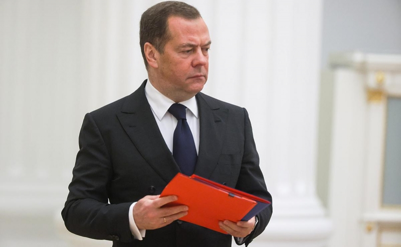 Медведев назвал миротворцев НАТО на Украине «законной целью»